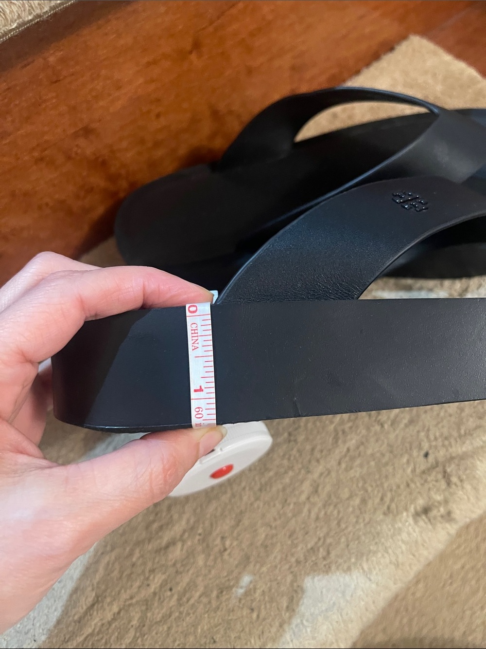 Authentic NWOT Tory Burch Black Platform Flip-Flop Sandals with Logo Medallion - Picture 11 of 11